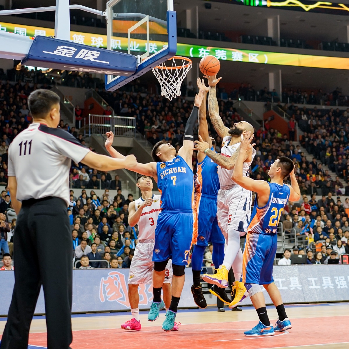 赛后未感谢球迷，捷克全队奖金被取消，队长绍切克被撤职（赛后未向球迷致意，捷克队全队奖金被取消，队长绍切克遭免职）