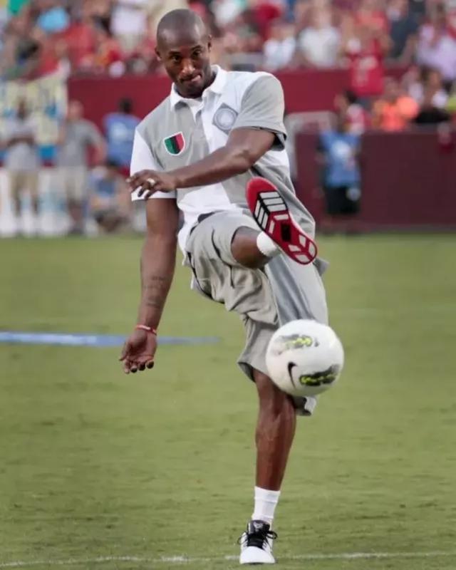 雨一直下，气氛不算融洽！这次比赛为什么不带徐杰呢？（雨不停歇，气氛微妙：这次比赛为何未带徐杰？）