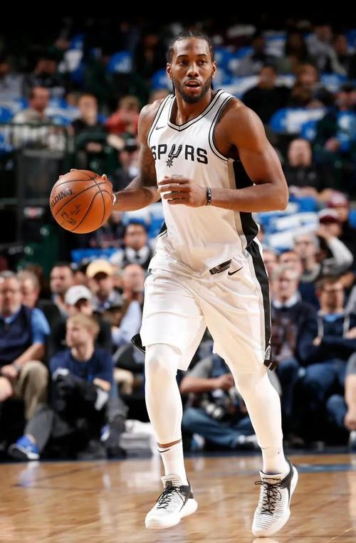 郭昊文再传空接被詹姆斯大帽扇出 林庭谦追身命中三分打停同曦（郭昊文再度空接遭詹姆斯大帽，林庭谦追身三分命中逼停同曦）