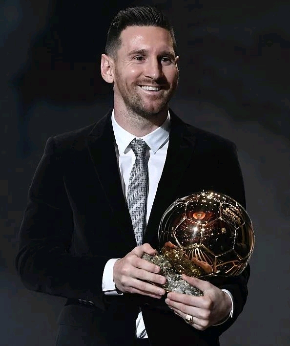 新援哈托身穿世俱杯冠军徽章球衣亮相，切尔西将持有4年（切尔西新援哈托穿世俱杯冠军徽章战袍亮相，合同期4年）