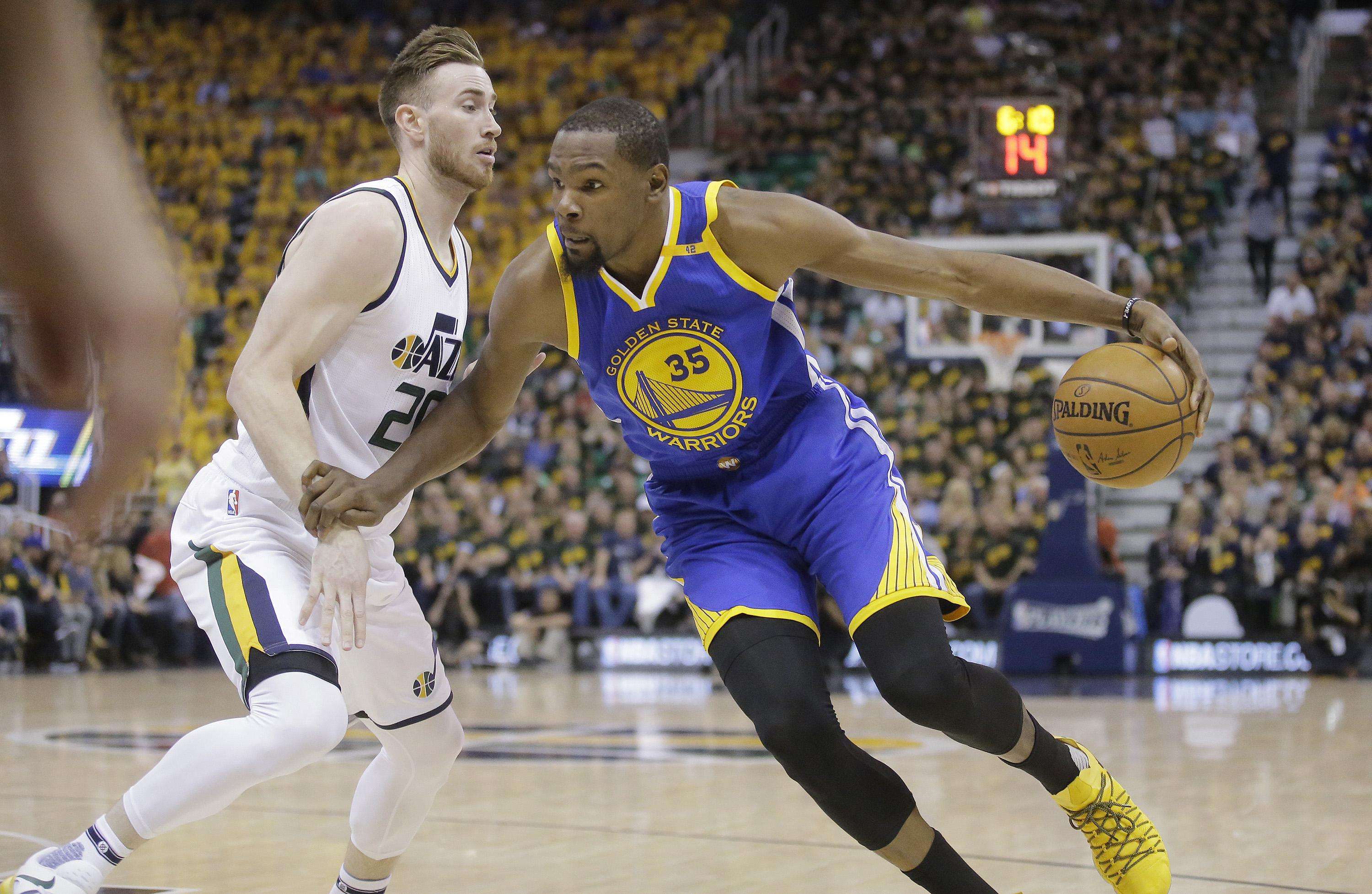 斯洛特：我们没有可用的边锋，派出两名9号球员是合乎逻辑的（斯洛特：边锋无人可用，安排双9号合情合理）