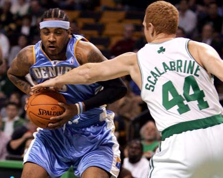 欧文连续突破得分，全队士气高涨（欧文连番强突砍分，球队士气飙升）