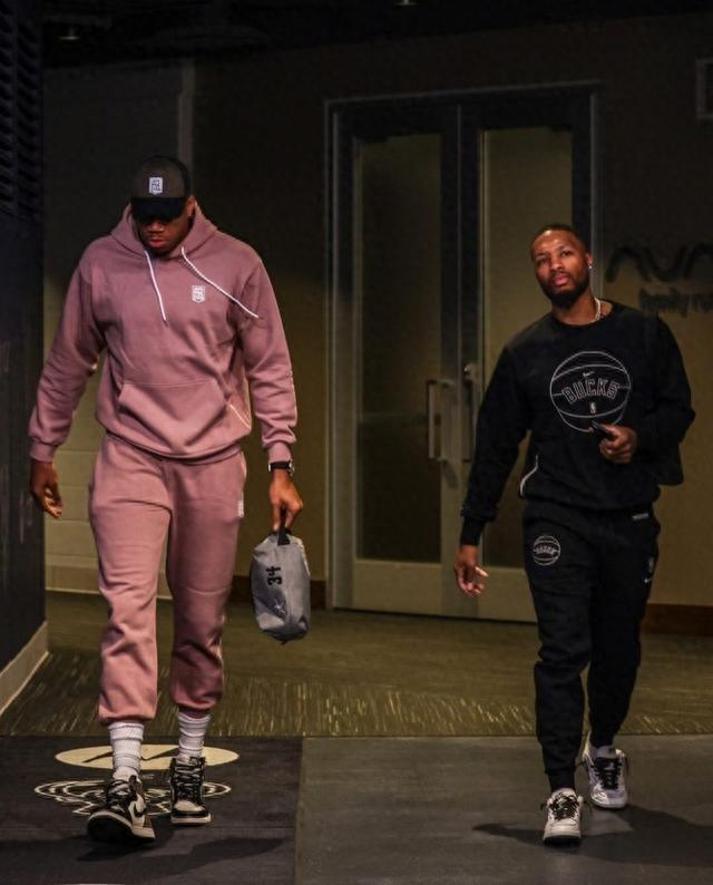 攻防转换！阿尔瓦拉多抢断反击助飞皮维空接暴扣 打停篮网！（攻守转换！阿尔瓦拉多抢断快攻妙传，皮维空接重扣，打停篮网！）