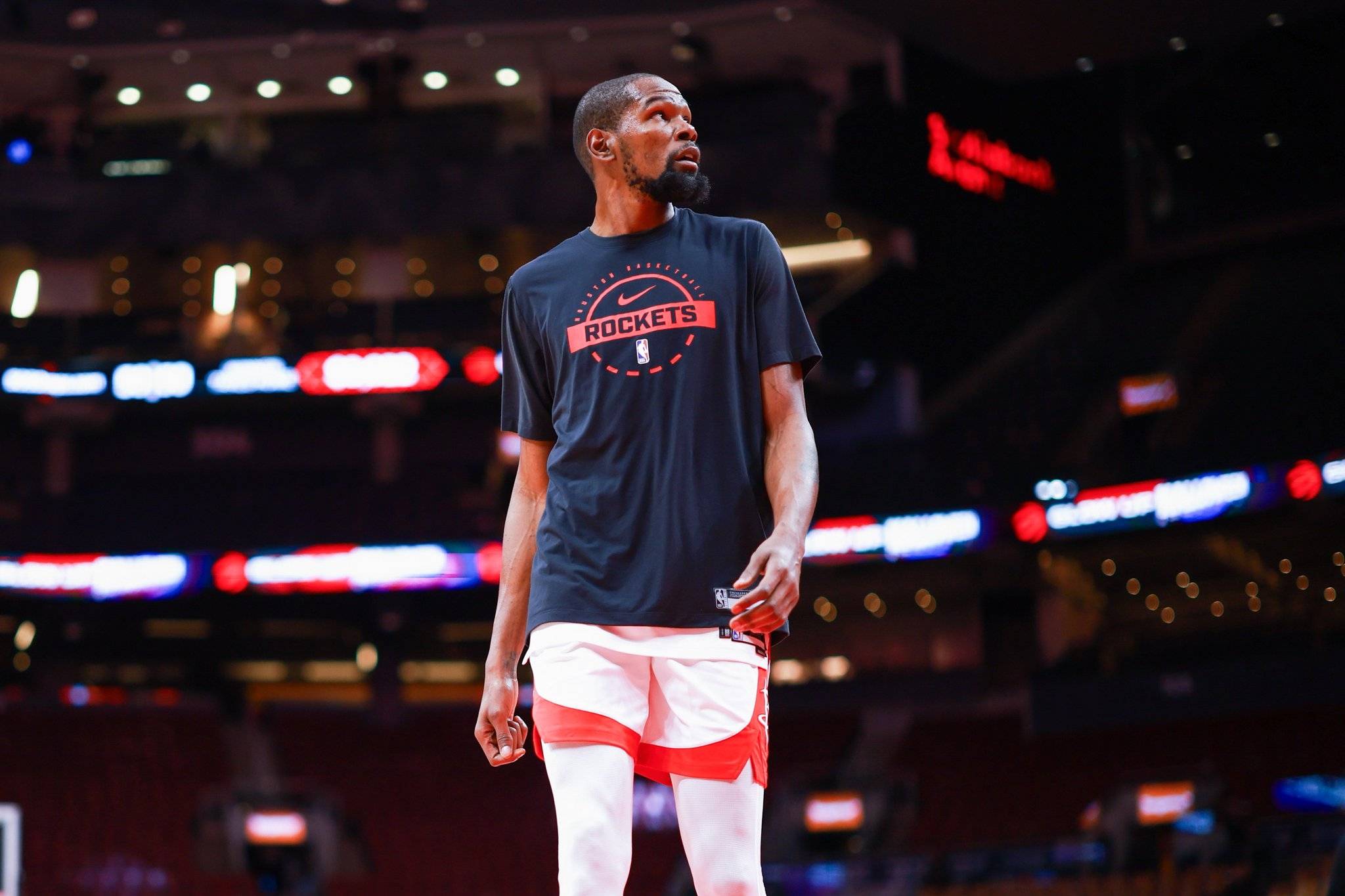 克莱重返大通中心受欢呼，库里两度主动致意（克莱重返大通中心引爆欢呼，库里两次主动致意）