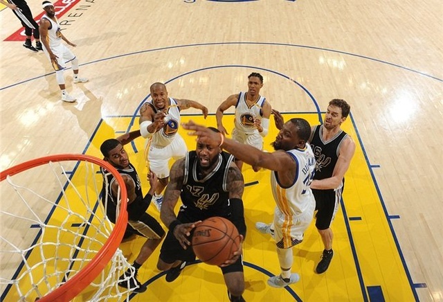 酋长球场稳坐榜首 阿森纳完胜布伦特福德（阿森纳主场大胜布伦特福德 继续领跑积分榜）