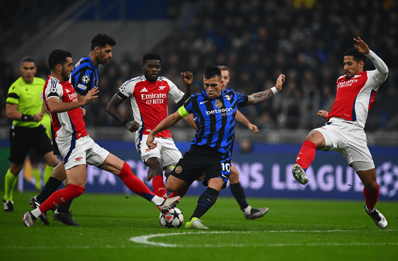 卡雷拉斯染红全程：对裁判让任意球重开不满染黄，随后抱怨吃直红（卡雷拉斯红牌过程：不满任意球重踢先吃黄，继续抱怨遭直红）