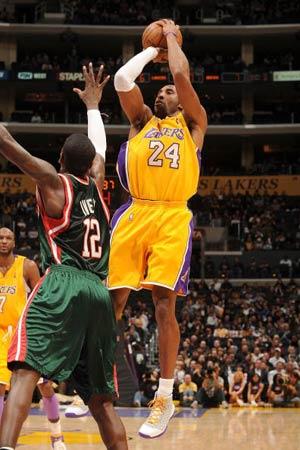 拜仁莱万多夫斯基关键进球锁定胜局（莱万致胜球助拜仁全取三分）