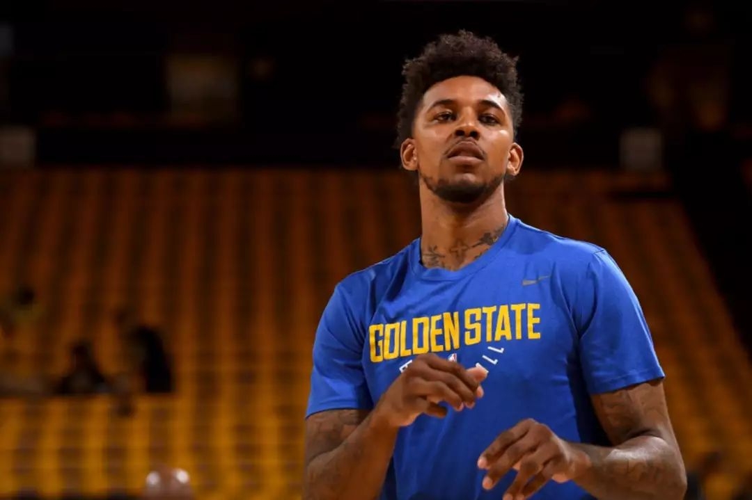 半场： 萨索洛2-1佛罗伦萨，曼德拉戈拉点射，沃尔帕托破门（半场战报：萨索洛2-1领先佛罗伦萨，曼德拉戈拉点球命中，沃尔帕托建功）