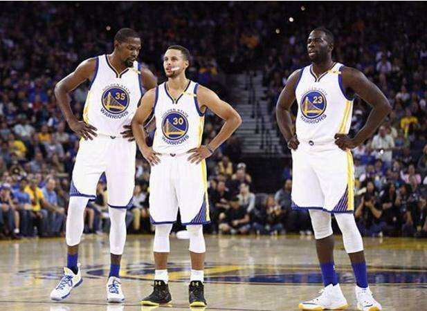 英超：曼联客场2-1击败莱斯特城（英超：曼联2-1客胜莱斯特城）